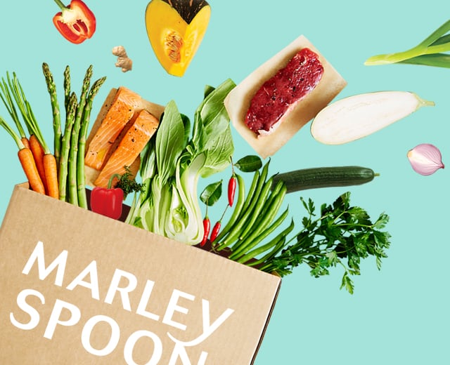 Marley Spoons matkasse med färska ingredienser som flyger ut ur kassen